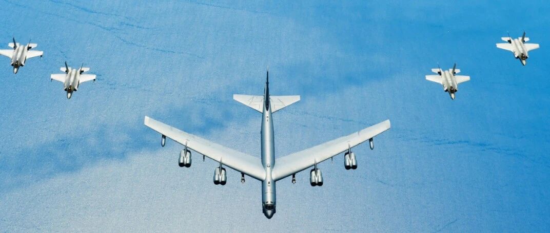 F35战机闹出笑话，不敢在雷雨天飞行，抛弃B52轰炸机转身逃跑