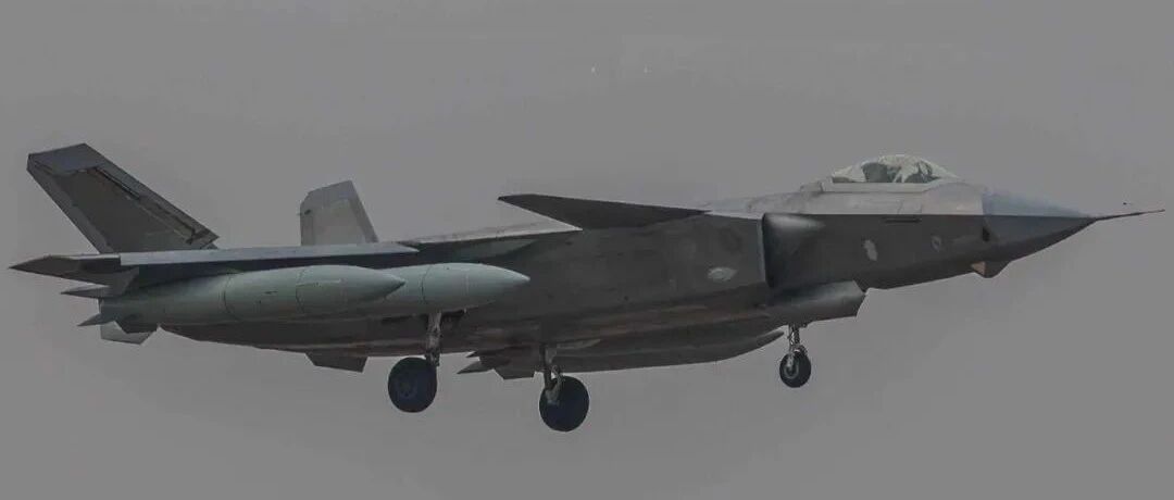 西方专家夸赞歼20，有两个优点令F22羡慕，专门克制美军大飞机