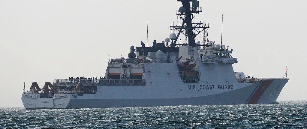 美国军舰又起火了！太平洋上火光冲天，狼狈撤回日本基地