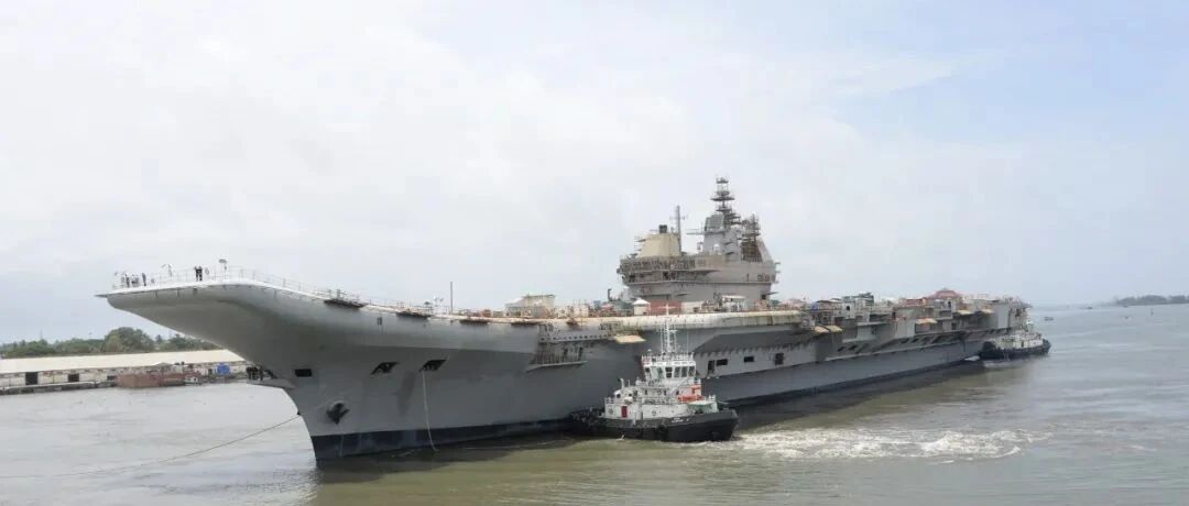 印度船厂自豪的宣布：首艘国产航母能动了！海军收到一份天价账单