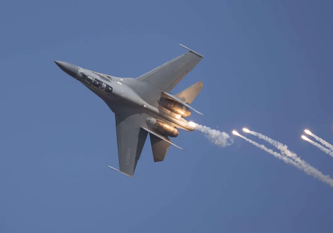 新型双发重战服役,载弹量超越中型轰炸机,性能全面优于歼16?-友友