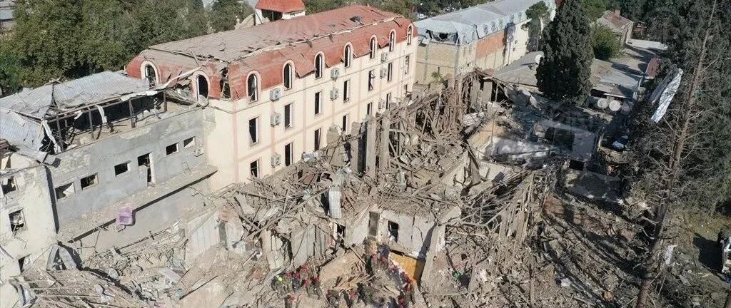 惨无人道！亚美尼亚向居民楼发射弹道导弹，整条街被夷为平地