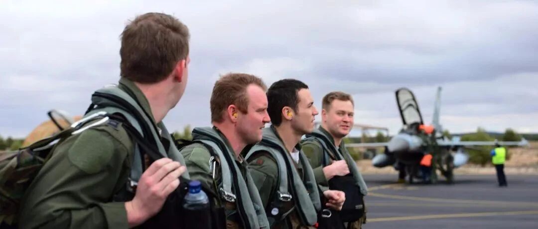 美国军火商正推销武器，战斗机突然俯冲扫射，数十枚炮弹落入人群