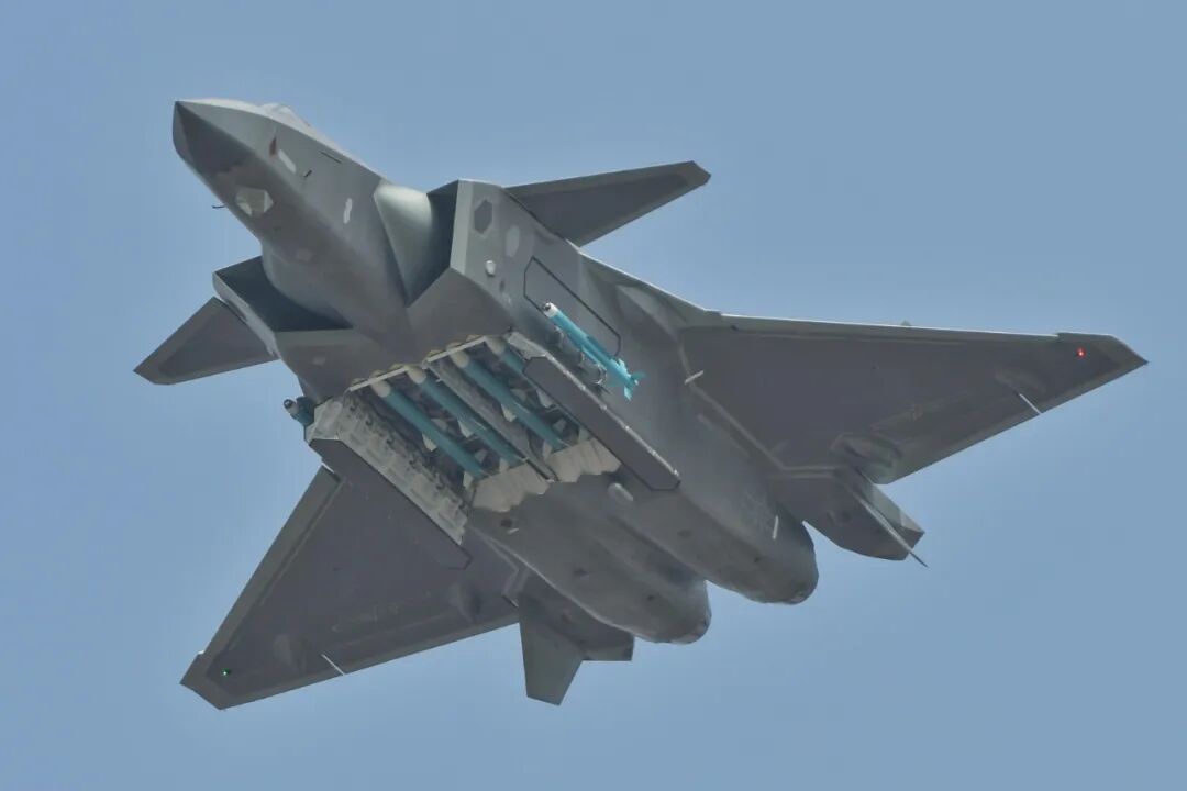歼20发射导弹了!白色烟雾轨迹非常显眼,或影响隐身性能-友友