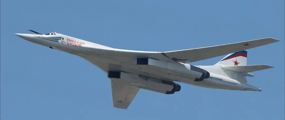 破纪录！新型轰炸机飞行4万里，11国出动战机拦截，全部轻松甩开