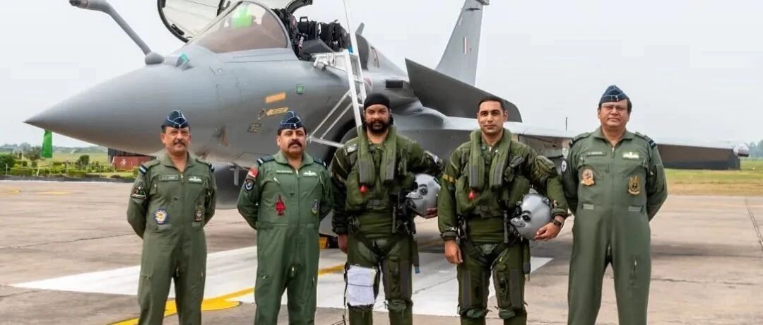 印度空军这下尴尬了，花88亿买完阵风战机，突然发现飞行员不够了