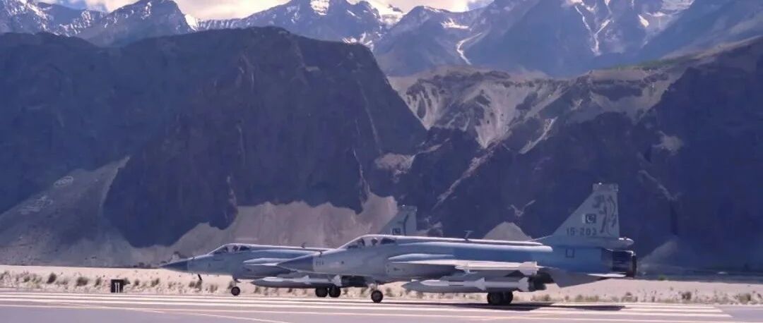 美国禁止巴铁动用F16，34架枭龙战机抵达前线，随时准备空袭印度基地