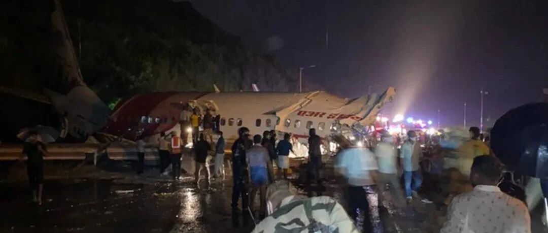 死伤137人！印度突发严重空难，飞机冲出跑道摔成两截