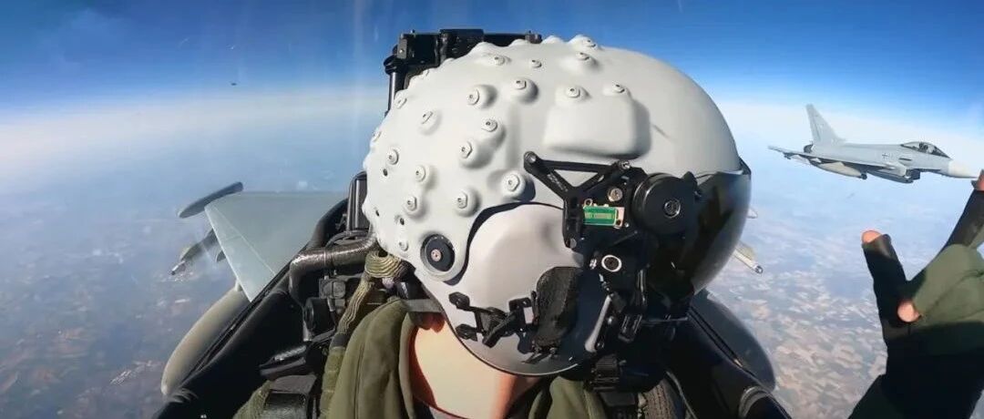 歼10换装“鼓包”头盔，飞行员可随意东张西望，一个眼神锁定敌机