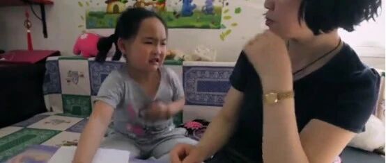 妈妈家里摆6个钟，“按分钟”监视7岁女儿生活：被遥控的孩子，太窒息！