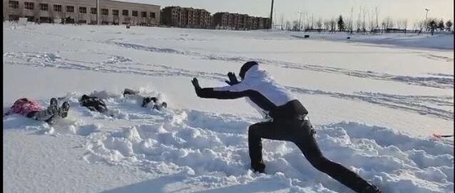 笑不活了！因为爸妈太难带，3岁萌娃崩溃哭诉“到底谁才是宝宝！”网友：不愧是一家人…