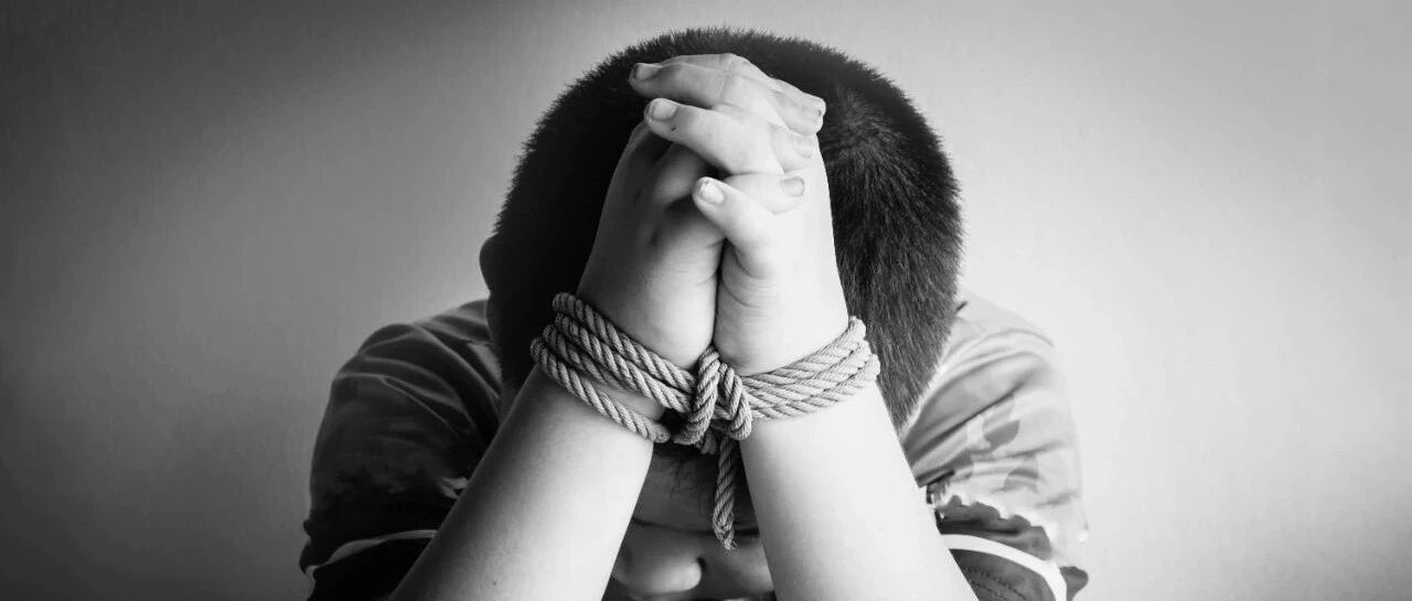 "考取年级第一2个月后，男孩亲手砍杀弑母"：是谁把他逼成了杀人犯？