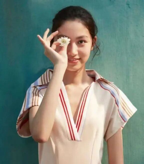 任达华15岁女儿撞脸李嘉欣,身高近1米8,网友:最美星二代