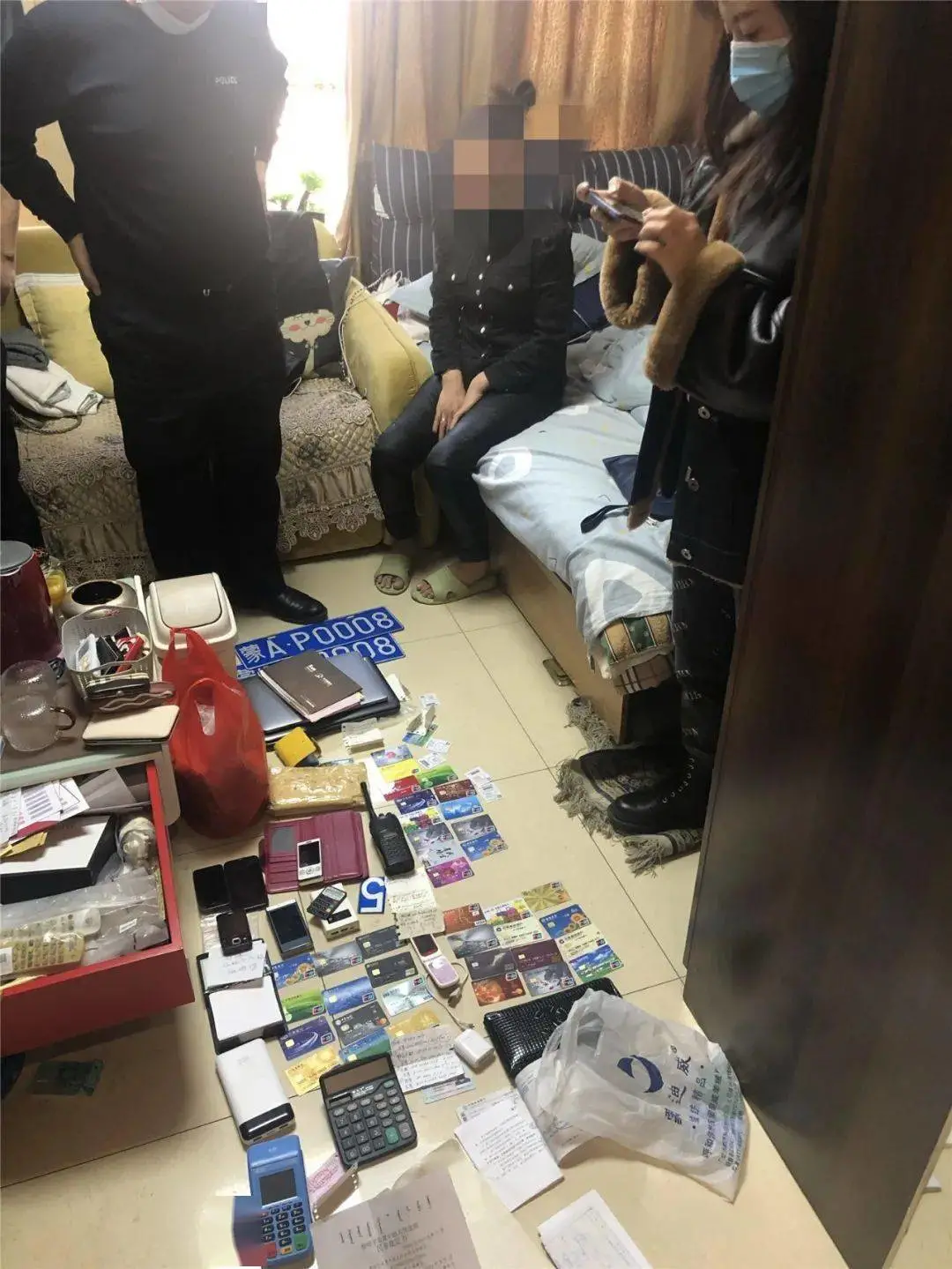 为柬埔寨、迪拜、菲律宾等国提供四件套,每套获利超万元,团伙被捣毁