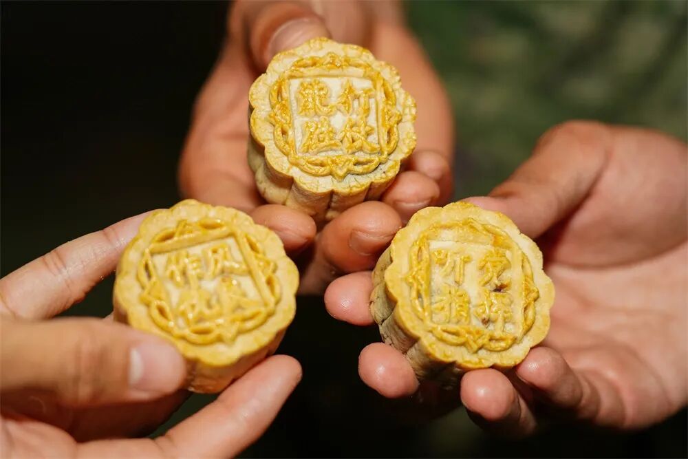 某旅印刻"听党指挥,能打胜仗,作风优良"字样的月饼.