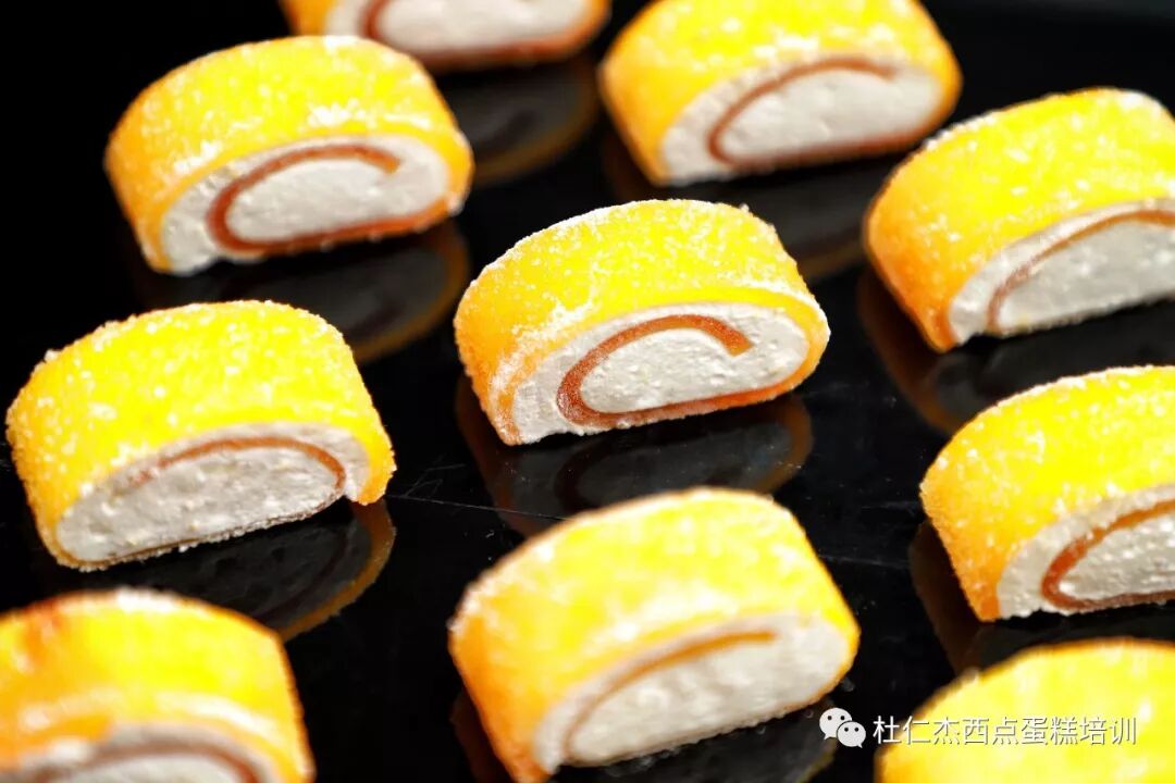 烘培蛋糕學(xué)校專業(yè)的講師同樣關(guān)鍵 