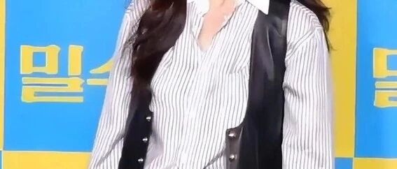 崔智友参加电影发布会活动,穿白色西装清爽利落,50岁美得似30岁