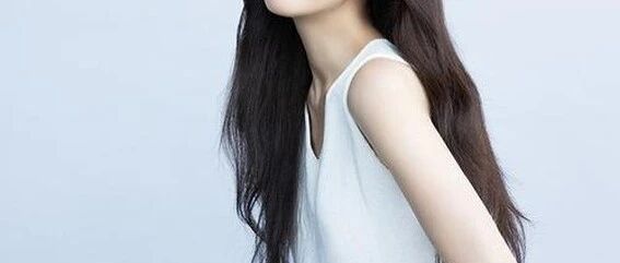 崔智友出席发布会活动:白西装长发气质佳,帮助新人小举动好暖心