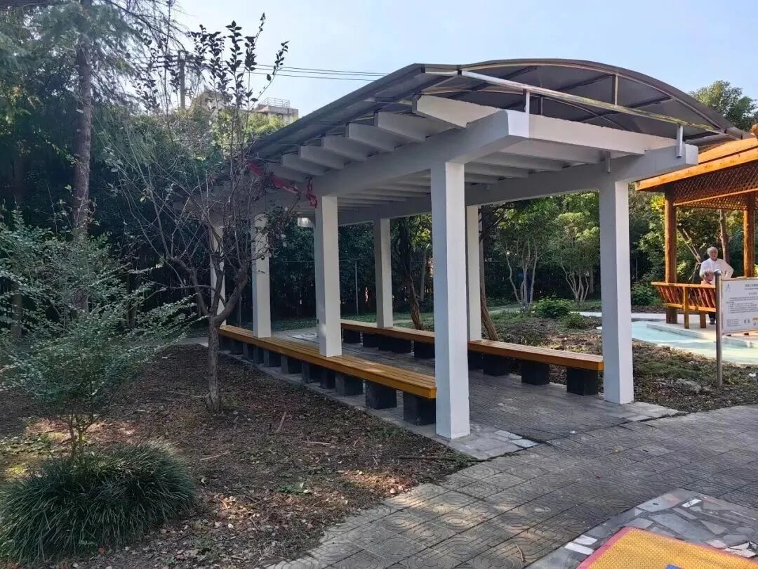 改造前凉亭换新颜,实事暖民心庆安二村小区花园的休闲长廊只能遮阳