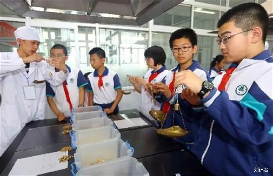 德国F十U教育集团项目(亚洲)主管熊火金博士深入靖远职专考察 德国F十U教育集团项目(亚洲)主管熊火金博士深入靖远职专考察