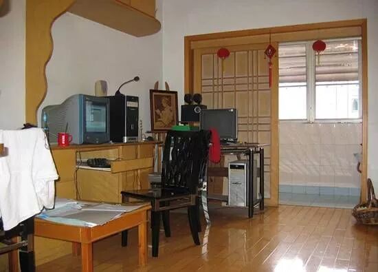 了90年代后期,花壁纸,水晶吊灯,欧式大沙发,成为了那个时期的装修主流