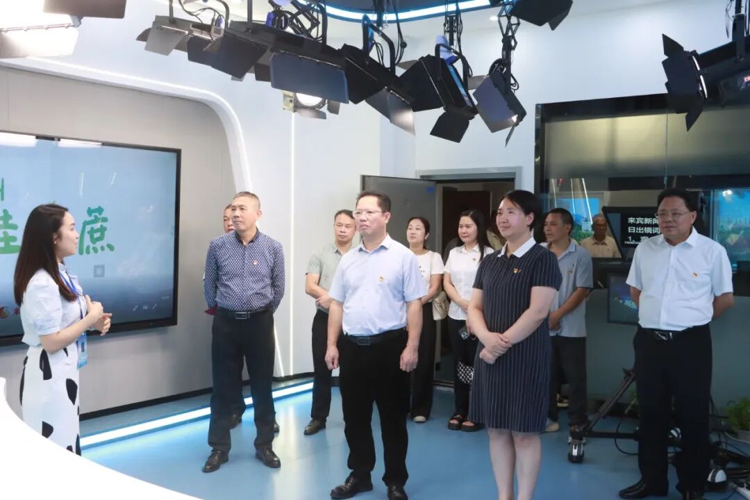 参观全媒体演播室。.jpg