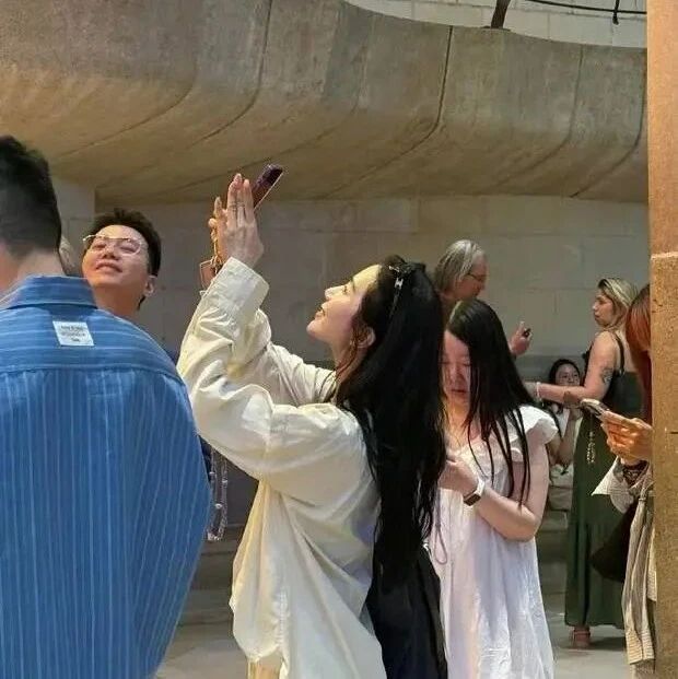 刘诗诗西班牙游玩,白衬衫配白裙清新俏丽气质佳