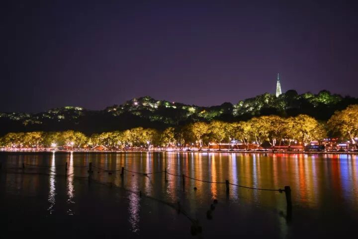 1124夜爬宝石山周五不加班让我们一起疯狂起来荧光夜爬宝石山给黑夜一