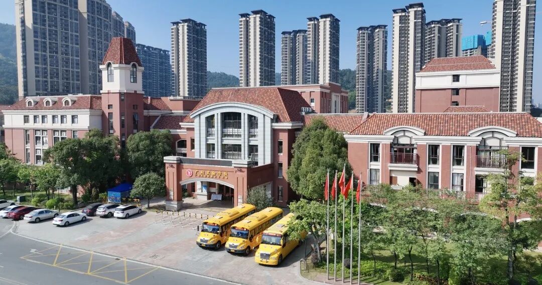 坐享三高速一城轨,立体交通网络,畅达全城接驳大广州;咫尺飞鹅岭公园