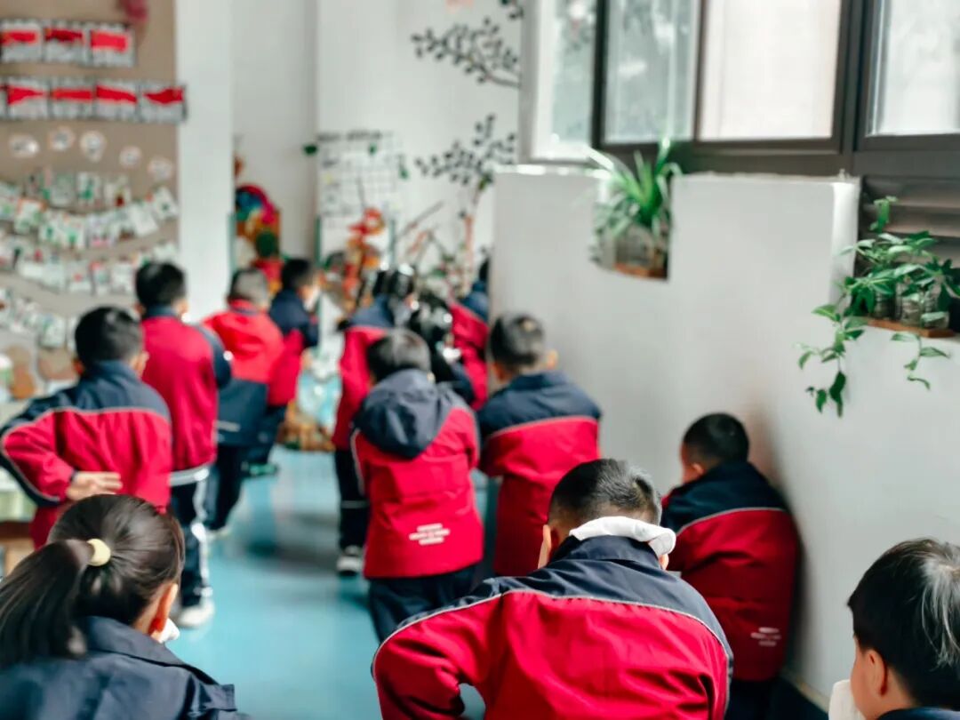 庆华阳光幼儿园开展“走进火焰蓝 安全记心间”消防安全主题系列活动4-演练.jpg