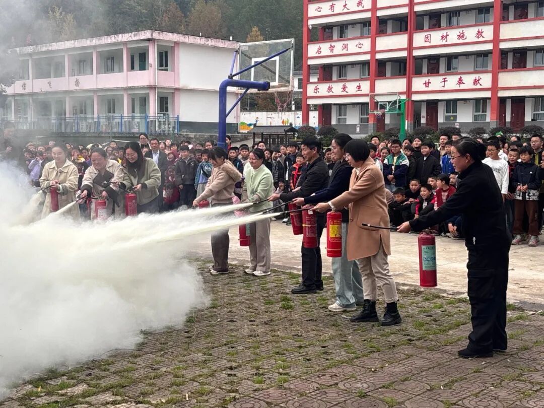 小学 教师示范灭火器使用.jpg