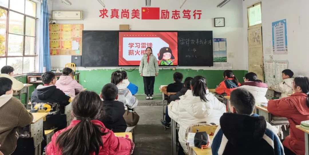 学生讲雷锋故事.jpg