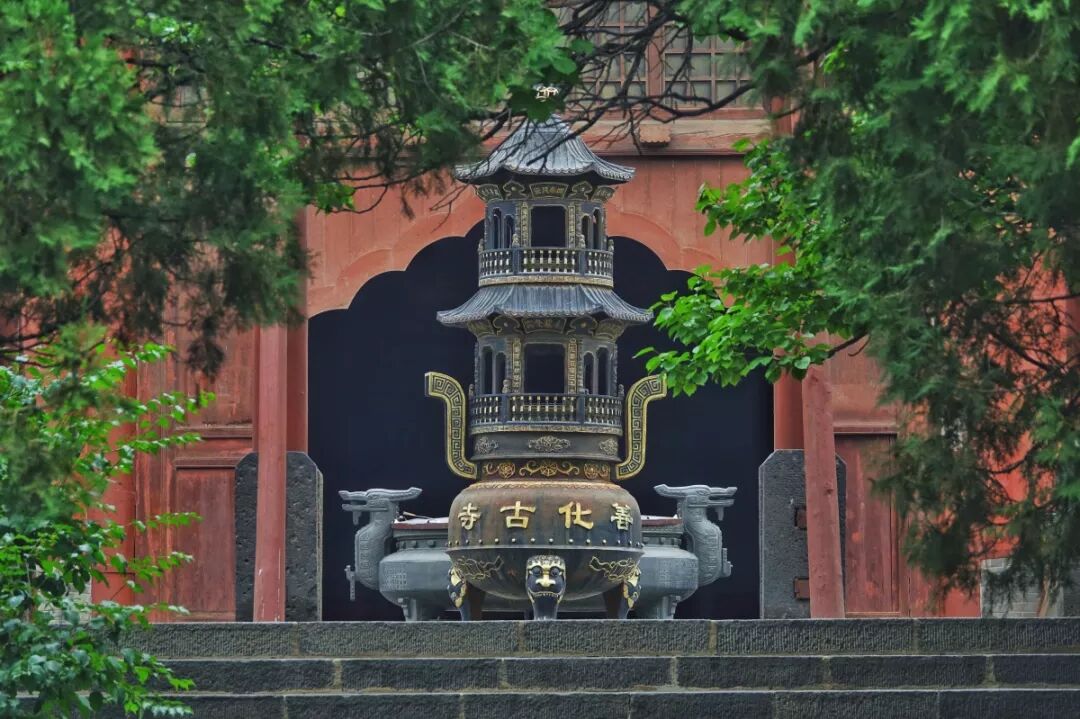 以北魏时期由皇家开凿的云冈石窟和辽代由皇家建造的华严寺为代表