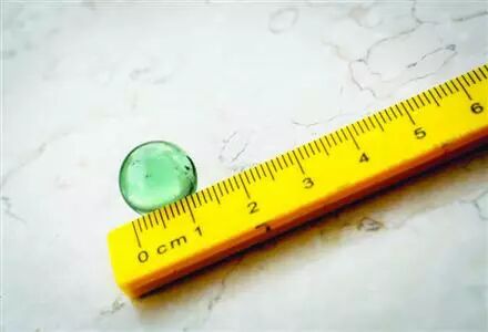 上海一小区居民家中的窗户被不明物体击穿!什么东西这么厉害?