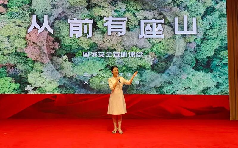 李佳璠正在演讲。