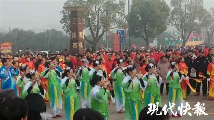 东台民俗踩街年味十足 16 支队伍街头争奇斗艳