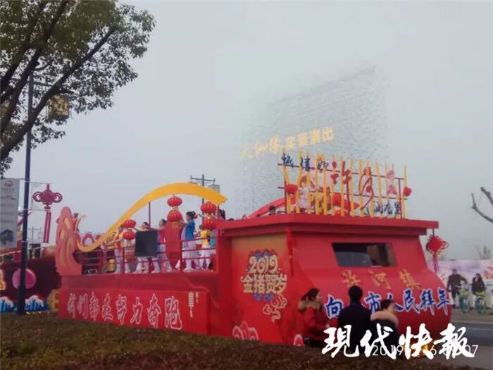 东台民俗踩街年味十足 16 支队伍街头争奇斗艳