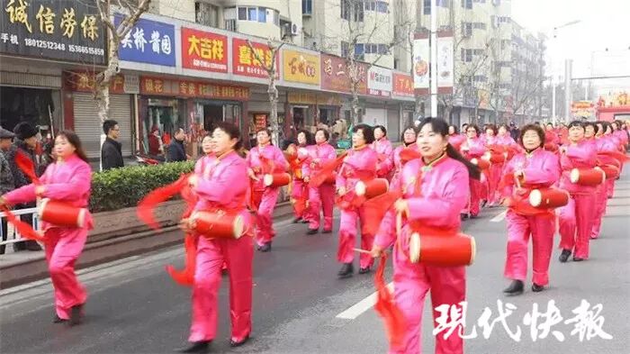 东台民俗踩街年味十足 16 支队伍街头争奇斗艳