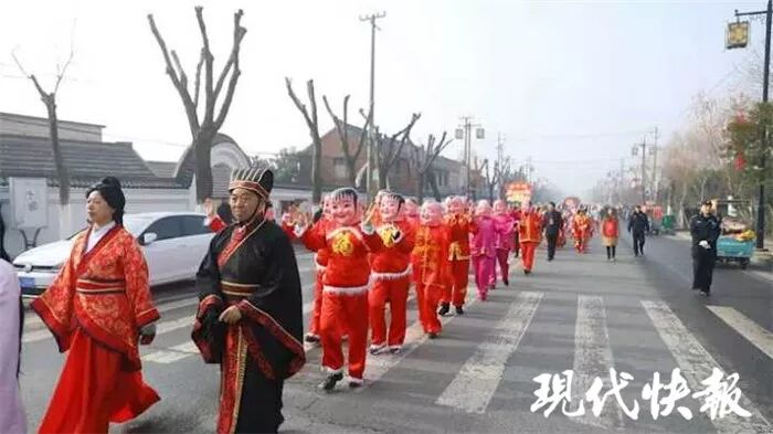 东台民俗踩街年味十足 16 支队伍街头争奇斗艳