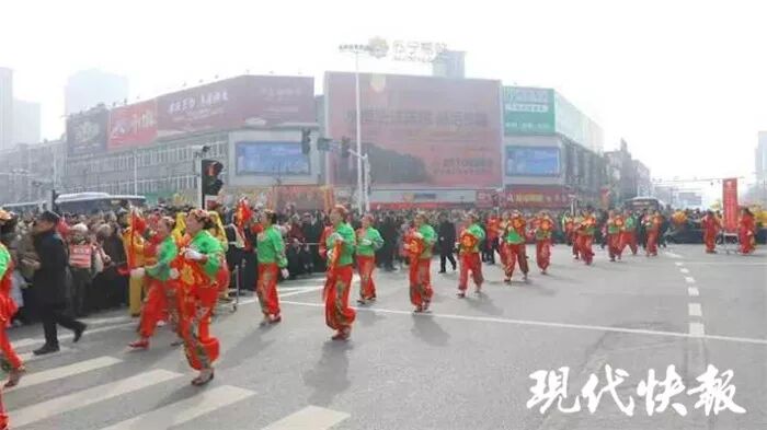 东台民俗踩街年味十足 16 支队伍街头争奇斗艳