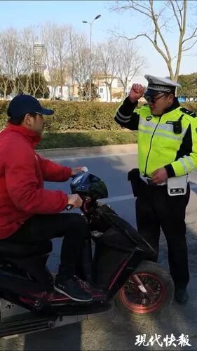 盐城一交警手语执法惊到路人 背后故事更感人