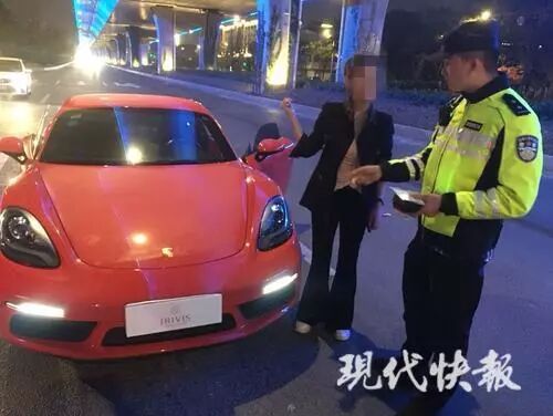 女子开保时捷给朋友“撑场子” 结果被扣12分