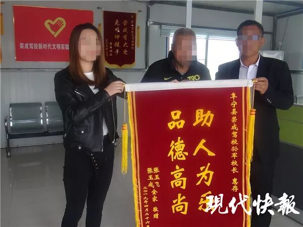 车来车往 盐城一老人突然昏倒在省道中央