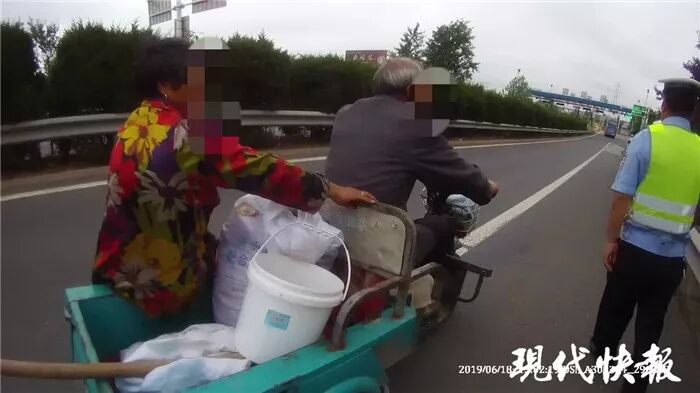 两位老人在高速应急车道停三轮车 还翻越护栏