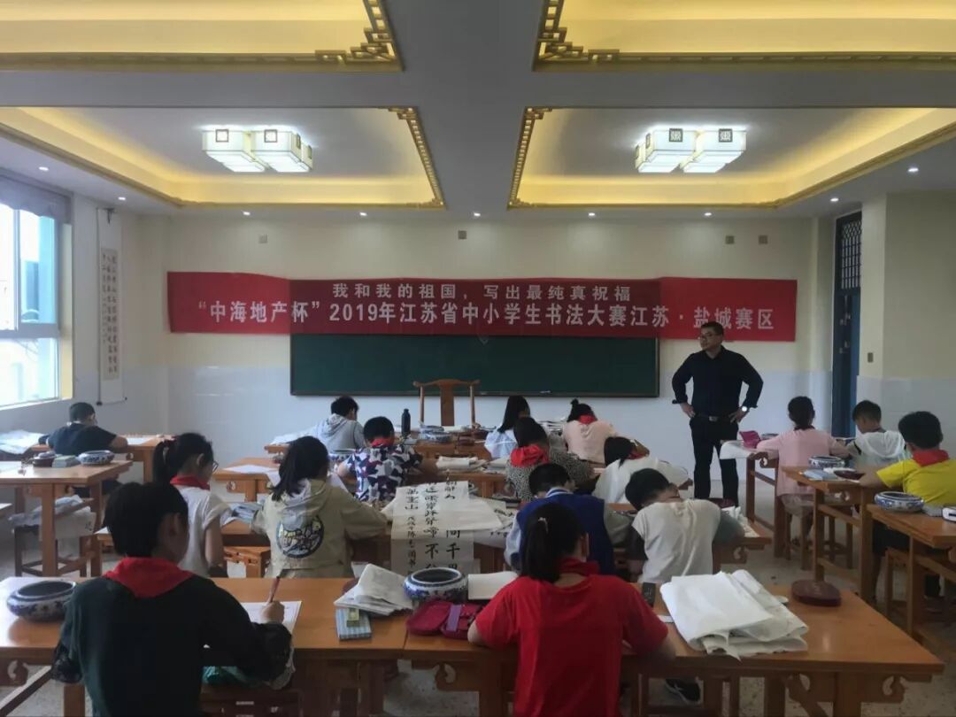 7岁男孩一路小跑来参赛 书法大赛射阳赛区受热捧