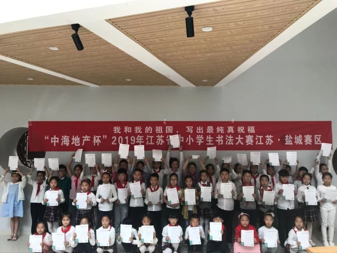 7岁男孩一路小跑来参赛 书法大赛射阳赛区受热捧