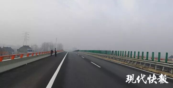 盐城一老人春节走亲戚 走上高速应急车道