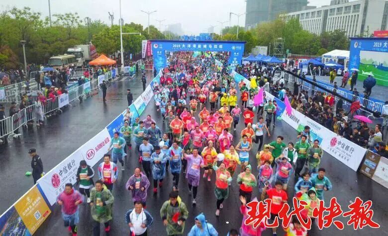 首届“盐马”万名跑友激情畅跑 奔出盐城力量