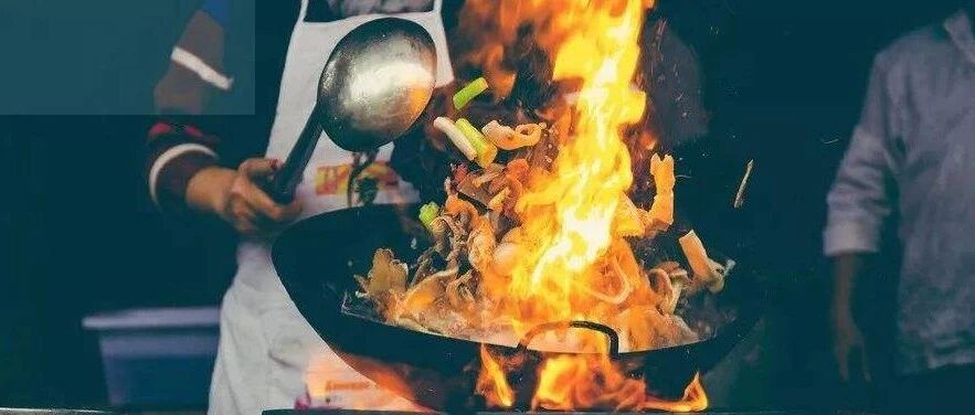 【公共安全】监控曝光！儿子在家煎蛋，妈妈一番瞎操作厨房差点没了...