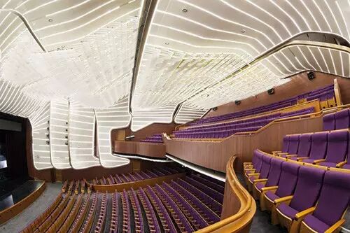 一座五层高的灵活艺术画廊,一座可容纳4000名学生的少年宫,一间职业